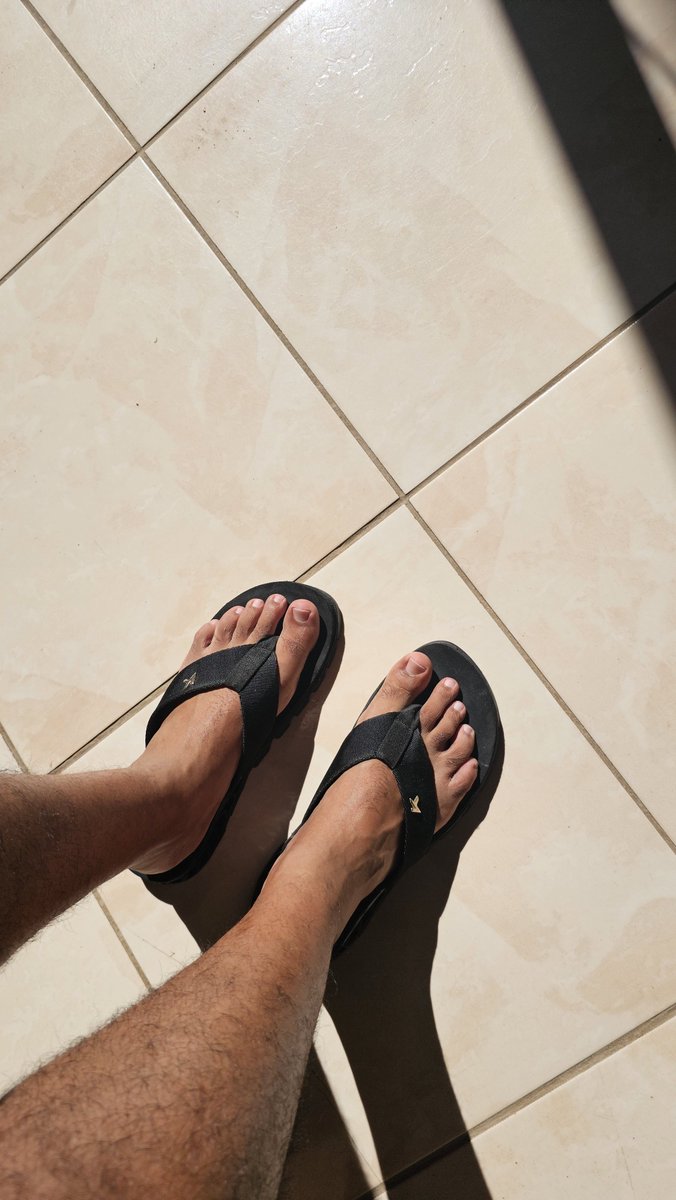 BPrezi45200's tweet photo. Cês curtem um pé 44? #feetfetısh #feet #gay https://t.co/mmoE9TbXrT