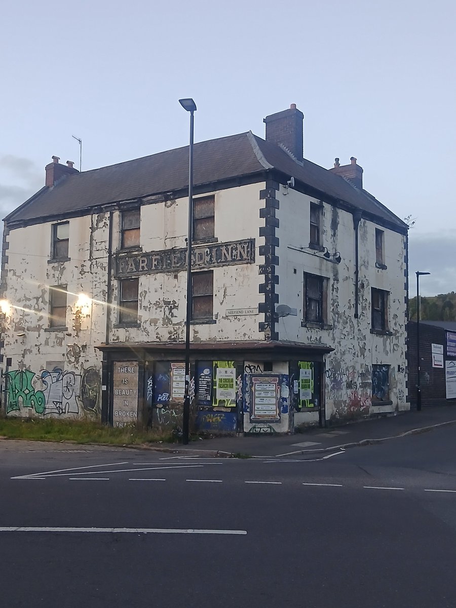 pubsignsbritain's tweet photo. Tonight's sadly lost pub - The Farfield Inn, Neepsend Lane, Sheffield. Built in 1752, this former coaching inn is Grade II listed. #Sheffield #Pubs #LostPubs https://t.co/2JTSdpwBMR