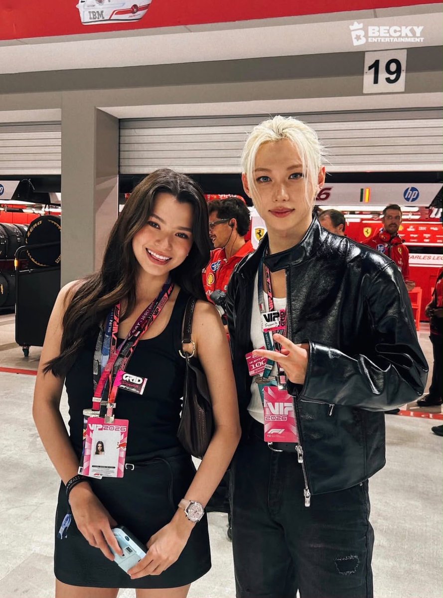 skzitaIia's tweet photo. 🏎️ || STAY!

Aggiornamento Twitter di @/beckyentofc con Felix e Becky (Rebecca Patricia Armstrong, cantante e modella britannico-thailandese) nel paddock di Ferrari alla gara del Gran Premio 2026 di Formula 1 a Singapore! 🇸🇬🏎️

Becky x Felix al Gran Premio di Formula 1 a Singapore 🏁✨

~marilù🦁

FELIX F1 SINGAPORE GRAND PRIX
#FELIX_Formula1 
#FELIXxFerrari
#Formula1 #F1 #Ferrari
#SingaporeGP #SingaporeGrandPrix
#StrayKids #스트레이키즈
#Felix #필릭스
#YouMakeStrayKidsStay