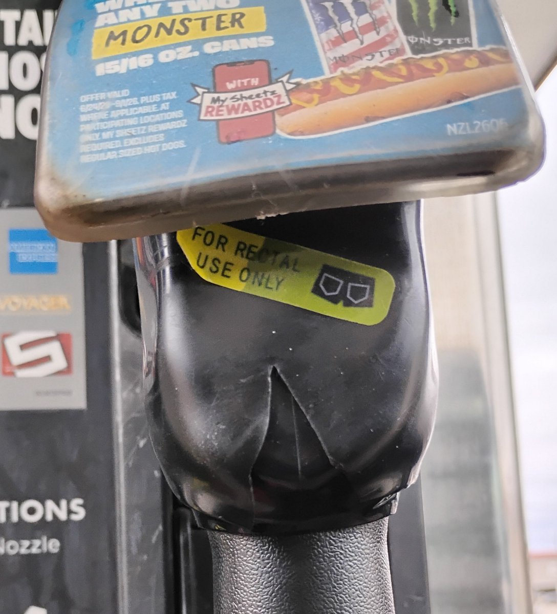 mrmistermeowART's tweet photo. buttchugging the gas at sheetz https://t.co/EdJ0dvXs0j