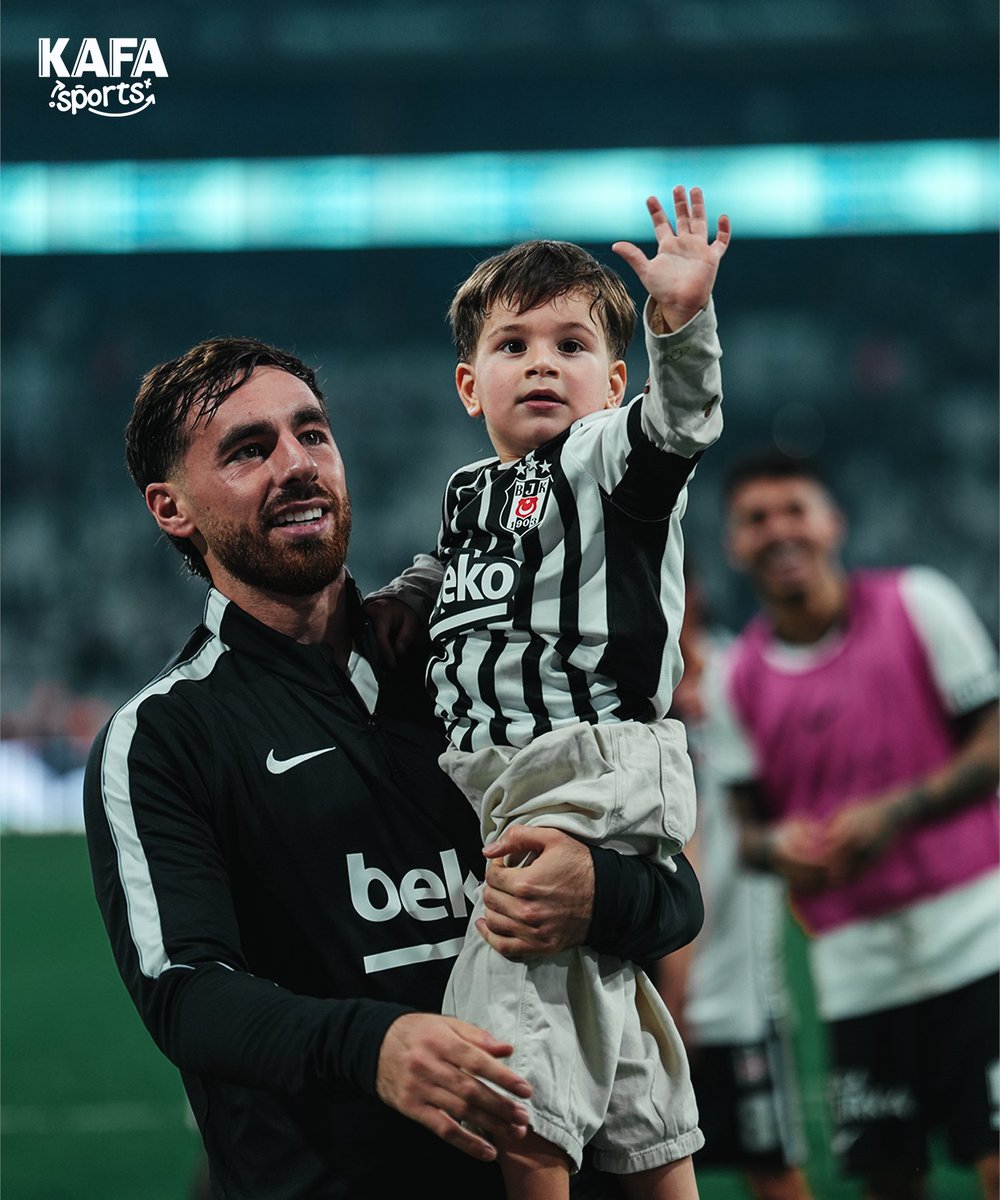 sportskafa's tweet photo. Kaptan, galibiyeti yeğeniyle kutladı. https://t.co/p65aliL3Yc