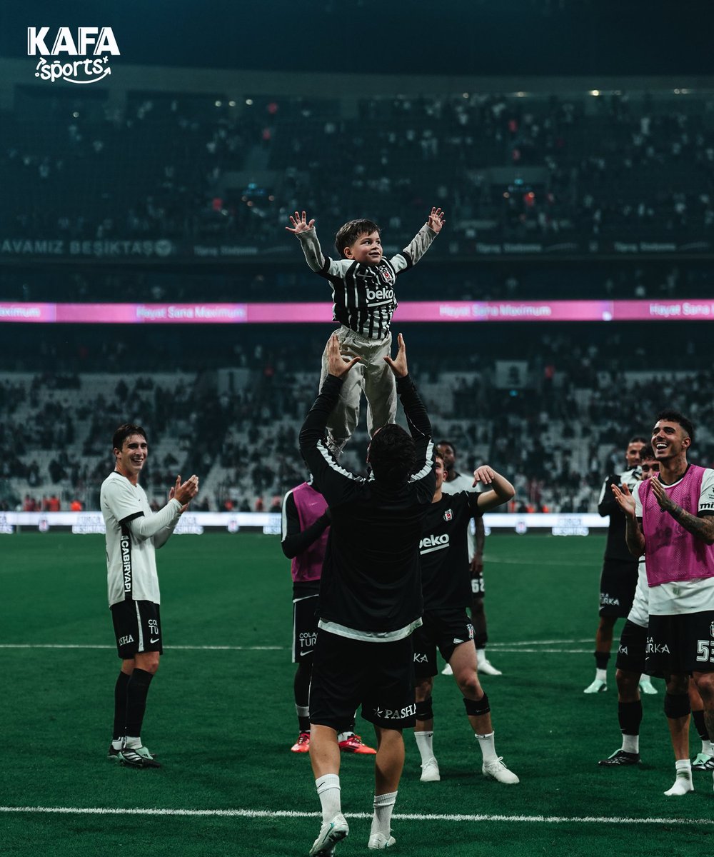 sportskafa's tweet photo. Kaptan, galibiyeti yeğeniyle kutladı. https://t.co/p65aliL3Yc