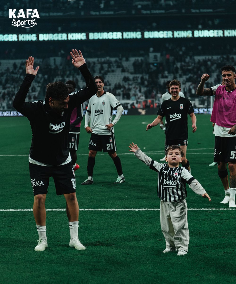 sportskafa's tweet photo. Kaptan, galibiyeti yeğeniyle kutladı. https://t.co/p65aliL3Yc
