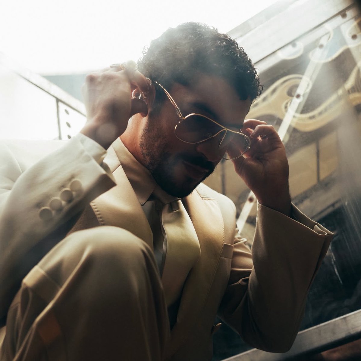 BBPRTV's tweet photo. Bad Bunny supera a Taylor Swift y es ahora el segundo artista más escuchado diariamente en Spotify, solo detrás de Drake. https://t.co/1kbVpZsaDv