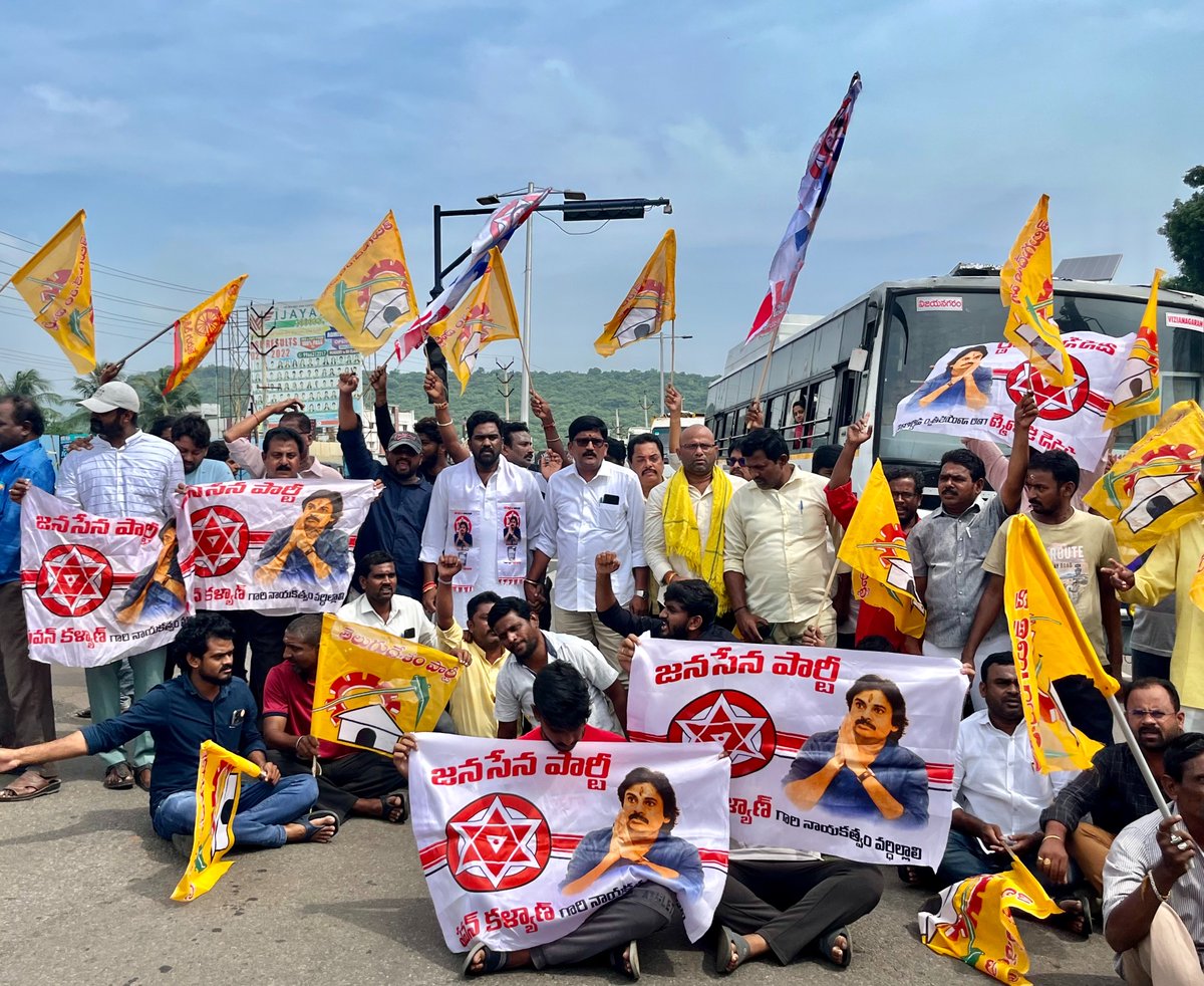 DrSandeepJSP's tweet photo. 2023 వైయస్సార్సీపీ (YSRCP) ప్రభుత్వ హయాంలో @JaiTDP జాతీయ అధ్యక్షులు శ్రీ @ncbn గారి అక్రమ అరెస్టును ఖండిస్తూ నిరసన తెలిపే కార్యక్రమానికి మద్దతు ఇవ్వాలని @JanaSenaParty అధ్యక్షులు శ్రీ @PawanKalyan గారి పిలుపు మేరకు, భీమిలి నియోజకవర్గంలో టీడీపీ ఇంచార్జ్ హౌస్ అరెస్టు కాగా, జనసేన పార్టీ తరుపున నేను మరియు జనసైనికులు ముందుండి హైవే వద్ద మానవహారంగా ఏర్పడి బలంగా నిరసన వ్యక్తం చేయడం జరిగింది. అనంతరం పోలీసులు నన్ను అరెస్టు చేసి ఆ కేసులో ప్రథమ ముద్దాయిగా పేర్కొనడం జరిగింది. నాటి నుండి నేటి వరకు సేనాని పవన్ కళ్యాణ్ గారి ఆదేశాలతో అదే కూటమి స్ఫూర్తిని కొనసాగిస్తూ ముందుకు సాగుతున్నాం.