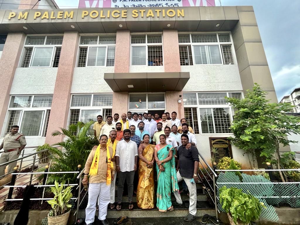 DrSandeepJSP's tweet photo. 2023 వైయస్సార్సీపీ (YSRCP) ప్రభుత్వ హయాంలో @JaiTDP జాతీయ అధ్యక్షులు శ్రీ @ncbn గారి అక్రమ అరెస్టును ఖండిస్తూ నిరసన తెలిపే కార్యక్రమానికి మద్దతు ఇవ్వాలని @JanaSenaParty అధ్యక్షులు శ్రీ @PawanKalyan గారి పిలుపు మేరకు, భీమిలి నియోజకవర్గంలో టీడీపీ ఇంచార్జ్ హౌస్ అరెస్టు కాగా, జనసేన పార్టీ తరుపున నేను మరియు జనసైనికులు ముందుండి హైవే వద్ద మానవహారంగా ఏర్పడి బలంగా నిరసన వ్యక్తం చేయడం జరిగింది. అనంతరం పోలీసులు నన్ను అరెస్టు చేసి ఆ కేసులో ప్రథమ ముద్దాయిగా పేర్కొనడం జరిగింది. నాటి నుండి నేటి వరకు సేనాని పవన్ కళ్యాణ్ గారి ఆదేశాలతో అదే కూటమి స్ఫూర్తిని కొనసాగిస్తూ ముందుకు సాగుతున్నాం.