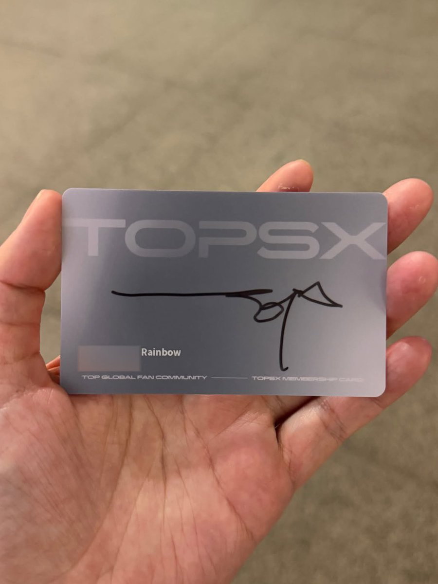 seungt0phyun's tweet photo. This fan shared the cutest story with TOP 🥺

(Time of the story is not specified)
They asked TOP to sign their membership card, so he did. Then, they asked him to write their name: he was a bit hesitant at first (probably didn’t want to “ruin” the card) but then he did it. At last, the fan asked him to add a little heart and he tried his best to draw it small so it could fit ❤️

He’s the purest 😭🫶🏻
CR. rainbowtttop
#TOP #TTTOP #최승현 #탑 #AnotherDimension