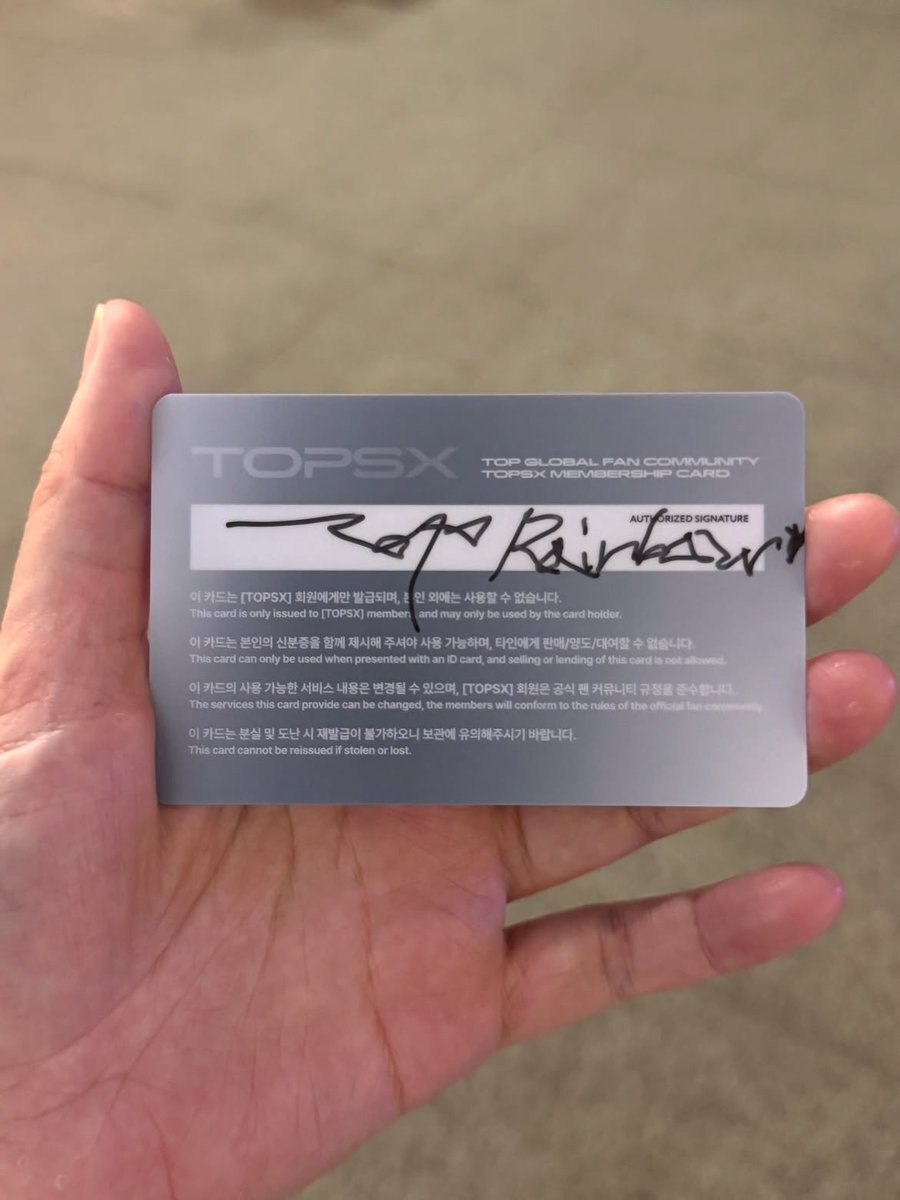 seungt0phyun's tweet photo. This fan shared the cutest story with TOP 🥺

(Time of the story is not specified)
They asked TOP to sign their membership card, so he did. Then, they asked him to write their name: he was a bit hesitant at first (probably didn’t want to “ruin” the card) but then he did it. At last, the fan asked him to add a little heart and he tried his best to draw it small so it could fit ❤️

He’s the purest 😭🫶🏻
CR. rainbowtttop
#TOP #TTTOP #최승현 #탑 #AnotherDimension
