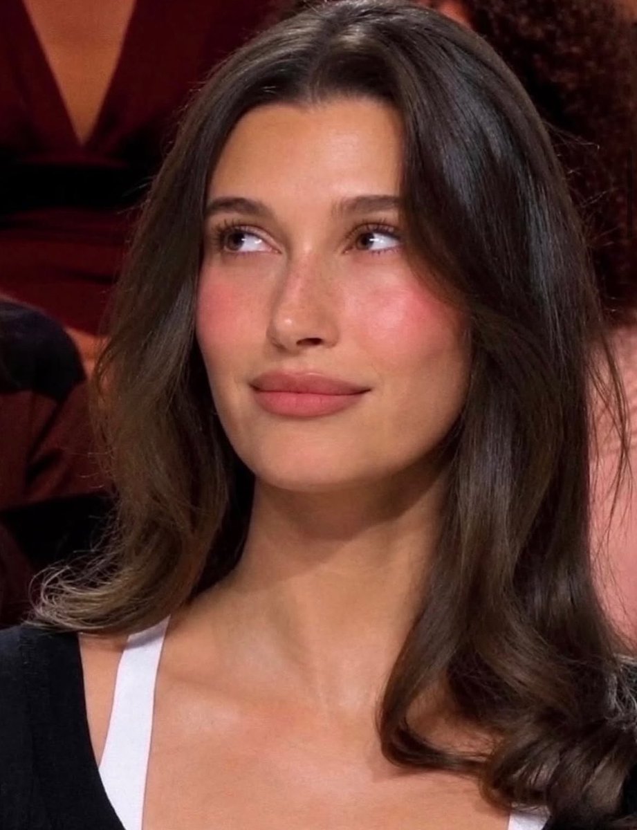 ephhemere's tweet photo. the makeup products used on hailey bieber on the french tv show with the good lighting https://t.co/gzZDuIbuEz