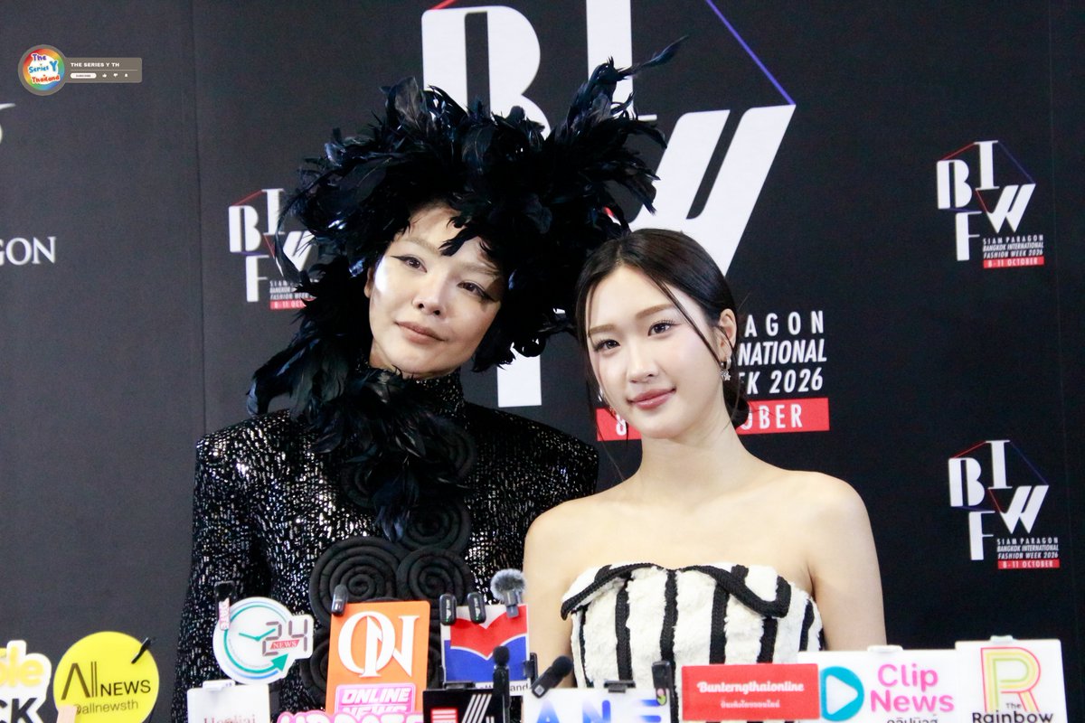 theseriesy_th's tweet photo. บรรยากาศสัมภาษณ์ “ฝ้าย - อะตอม” ในงาน “Siam Paragon Bangkok International Fashion Week 2026 AT Siam Paragon” 

FAYEATOM BIFW26 SIAM PARAGON
#SiamParagonBIFW2026xFayeAtom 
 #FayePeraya #AtomPariya 
#FLYNOW #madamefin
#SiamCenterBIFW2026 #BIFW2026 https://t.co/SeTrVHIHVU