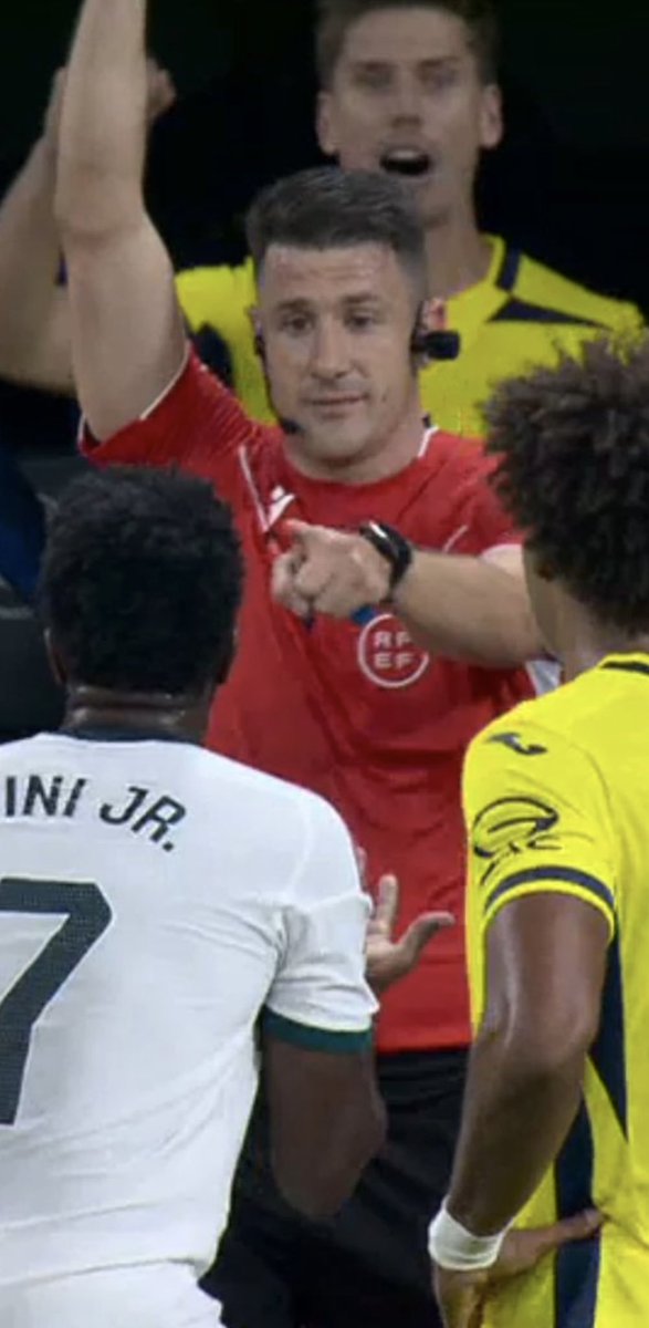 YasujiroOficial's tweet photo. Creo que esta temporada les han instruido para provocar todavía más a los jugadores del Real Madrid. La sonrisa y ese dedito innecesario de Díaz de Mera señalando a Vinicius a escasos centímetros y la mirada y la sonrisa de Ortiz Ruiz a Valverde tras el pisotón con los tacos de Kang-In Lee no son fruto del azar. Se ríen en la cara de los jugadores buscando una reacción.