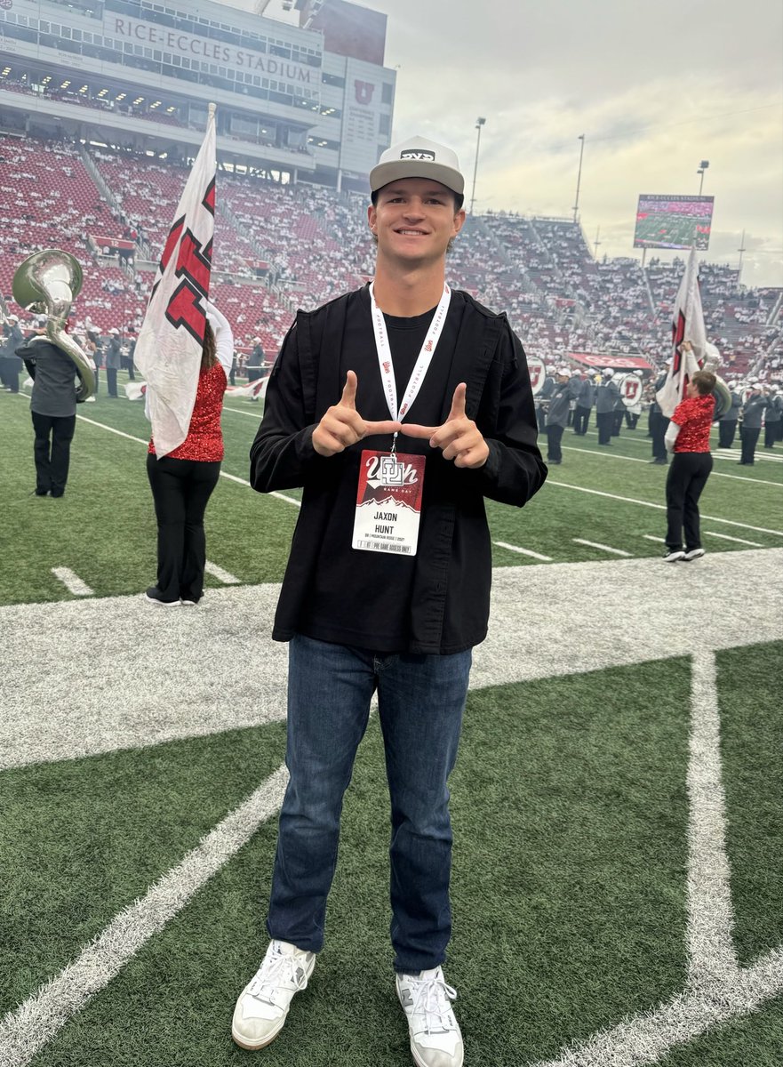 JaxonHunt111's tweet photo. I had a great time at the @Utah_Football game last night! Thank you @itsGundy &amp; @MikeyJacobsen for the invite. #GoUtes 

@RSNBUtes @coachmcgiven @coachdoraz @nick_robins10 @BartleKSLsports @SamLeSueur https://t.co/GQAqmgrywh