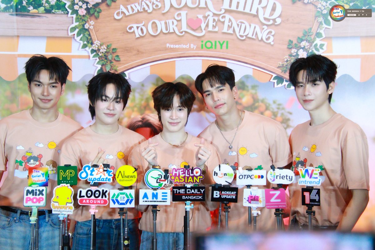 theseriesy_th's tweet photo. “แม้ก - ณฐ - ฟิวส์ - เจ็ม - โอม” ให้สัมภาษณ์ก่อนเริ่มงาน ‘ALWAYS YOUR THIRD, TO OUR LOVE ENDING ที่สามของเธอ Final Ep. 🍊🌸’

#ที่สามของเธอSeries #YourThirdSeries 
#แม้กณฐ #MaxNat #mmaxmax #natasitt
#FewGems #f3w_wp #GemsLittle_ #ohmkrit https://t.co/QRFfs3jfxs