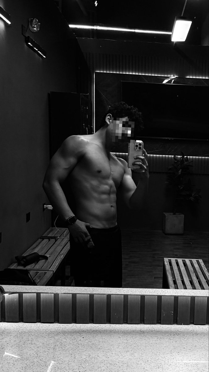 n0tapolo's tweet photo. Unas fotitos en el vestuario del equipo para ti😮‍💨🥷

#findom #paypig #tribute #alpha https://t.co/OGMyxezDca