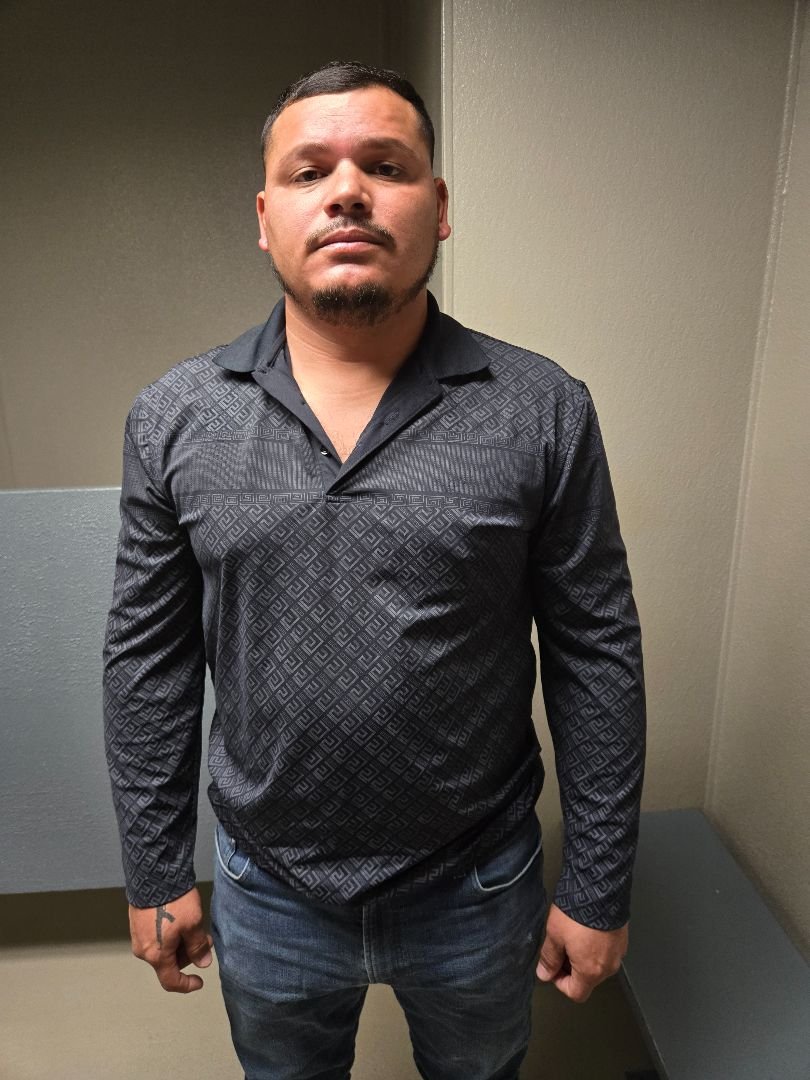 USBPChiefELC's tweet photo. #ElCentroSector is sending this Illegal Alien Felon back to Mexico.

#Indio agents arrested the Mexican national in the #CoachellaValley whose criminal history includes assault with a firearm, false imprisonment, and child abuse.

His latest encounter came to a fitting end…in handcuffs and a one-way ticket back to his home country.✈️

#USBP #CBP #DHS