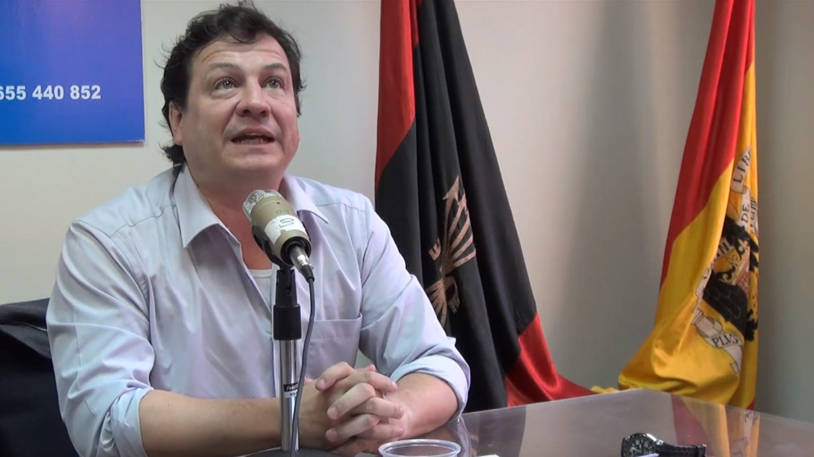 Rafael_Narbona's tweet photo. UN FASCISTA LLAMADO FERNANDO PAZ

Descubro con estupor que podcast de cierto prestigo han abierto sus micrófonos al pseudohistoriador Fernando Paz, que ha defendido el franquismo y ha calificado de farsa los juicios de Núremberg. En 2015, Paz declaró "hasta en Irlanda aprueban el matrimonio gay. Con la firmeza del sonámbulo, Occidente se precipita en el abismo". 

En una conferencia impartida en la sede del partido neonazi Alianza Nacional, se refirió a los ciudadanos de culturas no occidentales como "1.500 millones de tíos que profesan una fe y muchos de los cuales están dispuestos a sacar la gumia y a sajarnos la nuez porque occidente camina hacia la muerte". En una charla para la Falange afirmó que "está lejos de haberse fijado con precisión la verdad" sobre la Shoah. En su opinión, "la identificación de los judíos con los comunistas era una simplicación, pero tenía una parte sustancial de verdad".

Paz pidió la ilegalización del partido comunista y aseguró que la dictadura del general Franco no fue un régimen autoritario. 

Thomas Mann afirmó que "tolerancia se convierte en un crimen cuando se utiliza con el mal". No puedo estar más de acuerdo. Los periodistas que prestan sus micrófonos a sujetos como Fernando Paz solo están contribuyendo a blanquear ideologías criminales, como el nazismo o el falangismo. No respetan la pluralidad, sino que incurre en una gravísima irresponsabilidad.