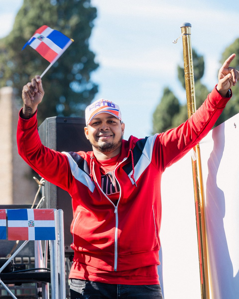 PresidenciaRD's tweet photo. El orgullo dominicano no conoce fronteras. 🇩🇴 El presidente @LuisAbinader y la primera dama @RaquelArbaje inauguran la Parada Dominicana en Roma para celebrar nuestras raíces y reconocer el aporte de una diáspora que lleva en alto el nombre del país. https://t.co/Ne5z8ujCHt