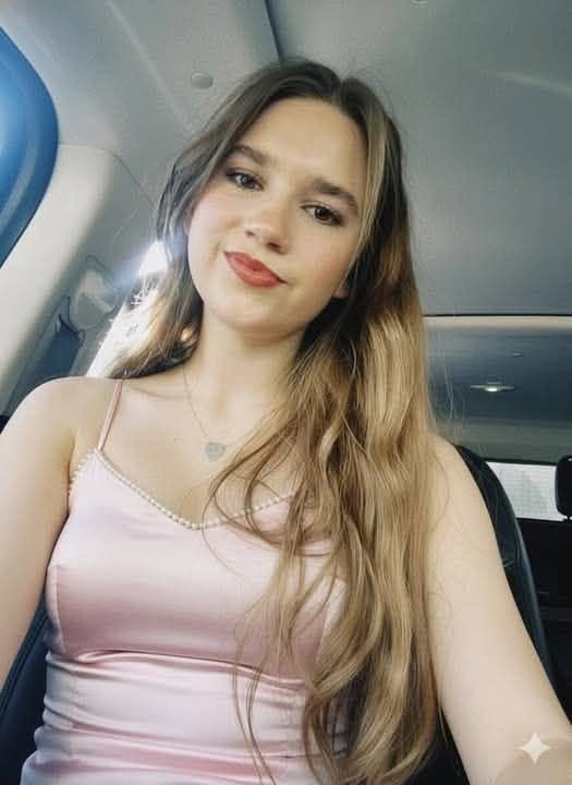 karolinaRoseq's tweet photo. Hello, my lovely fans! ❤️✨ Sharing a little moment with you today. What do you think of my outfit? How would you rate my look from 1 to 10? Be honest with me! 🥰💕 Your love and support always mean so much to me.🥀💞 https://t.co/f7TEDGTw5q