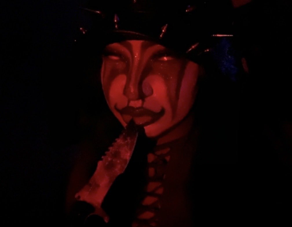 b4tt1b4t's tweet photo. I want to get closer to your heart, by stabbing you with a knife 🤭🔪 

 #goth #makeup  #alternative #metalhead #horrorlover #halloween #mutuals  #moothunt #moots #mdni #morute #moothunt〃・ #b4tt1b4t https://t.co/Hu9M8PBQJX