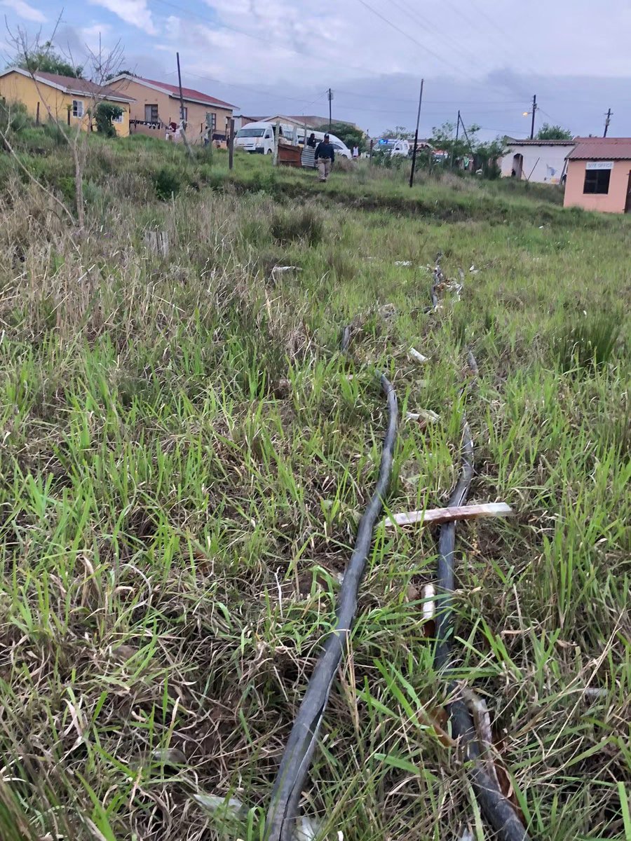 ZANewsFlash's tweet photo. NEWS: Two foreign nationals and three South Africans were yesterday arrested for cooper cable theft in Sitwayi area in Mthatha - KZN Tonight Podcast https://t.co/QoiAe0QKFj