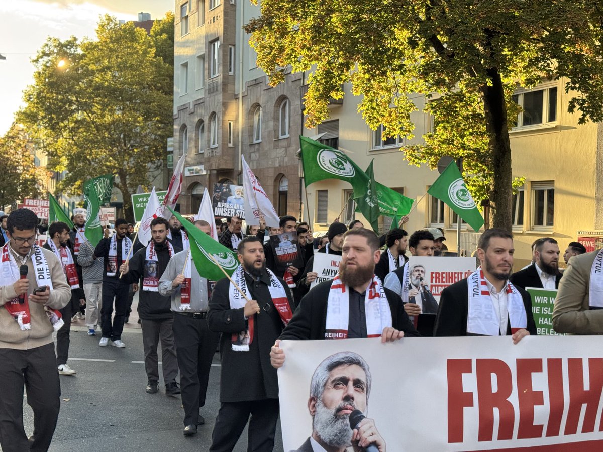 Durmaz_FH's tweet photo. ALPARSLAN KUYTUL HOCA VE FURKAN HAREKETİ MENSUPLARININ HUKUKSUZ TUTUKLULUKLARINA KARŞI YURT İÇİNDE VE YURT DIŞINDA ADALET ÇAĞRISI!

Alparslan Kuytul Hoca, Semra Kuytul Hocahanım ve tutuklu Furkan Hareketi mensuplarının haksız tutukluluğuna dikkat çekmek amacıyla yurt içinde ve yurt dışında düzenlenen basın açıklamaları ile özgürlük yürüyüşlerinde adalet çağrısı gür bir sesle yinelendi.

Baskı ve haksız kararlar karşısında geri adım atılmayacağı, tüm mağduriyetler giderilene kadar meşru mücadelenin kesintisiz devam edeceği vurgulandı.

📍Dortmund- 📍Nürnberg

#OzgürlükYürüyüşleri
ZulmeKarşı Meydanlardayız
Mücadelemiz AllahIçin