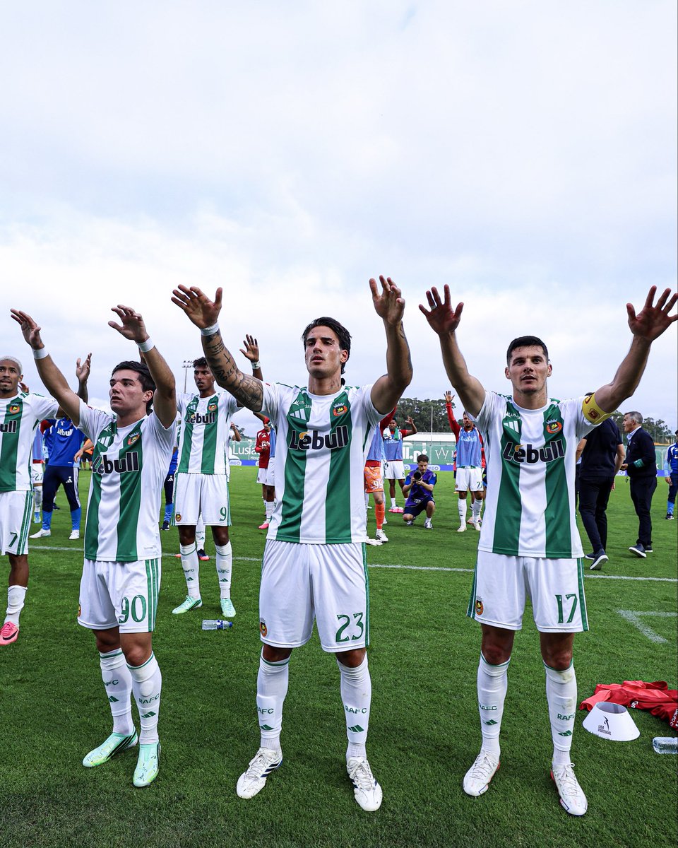 RioAve_FC's tweet photo. JUNTOS!! 🤜🤛

#HonrarAHistória #RAFCCDN #LigaPortugalBetclic https://t.co/8A4XwxQ3HV