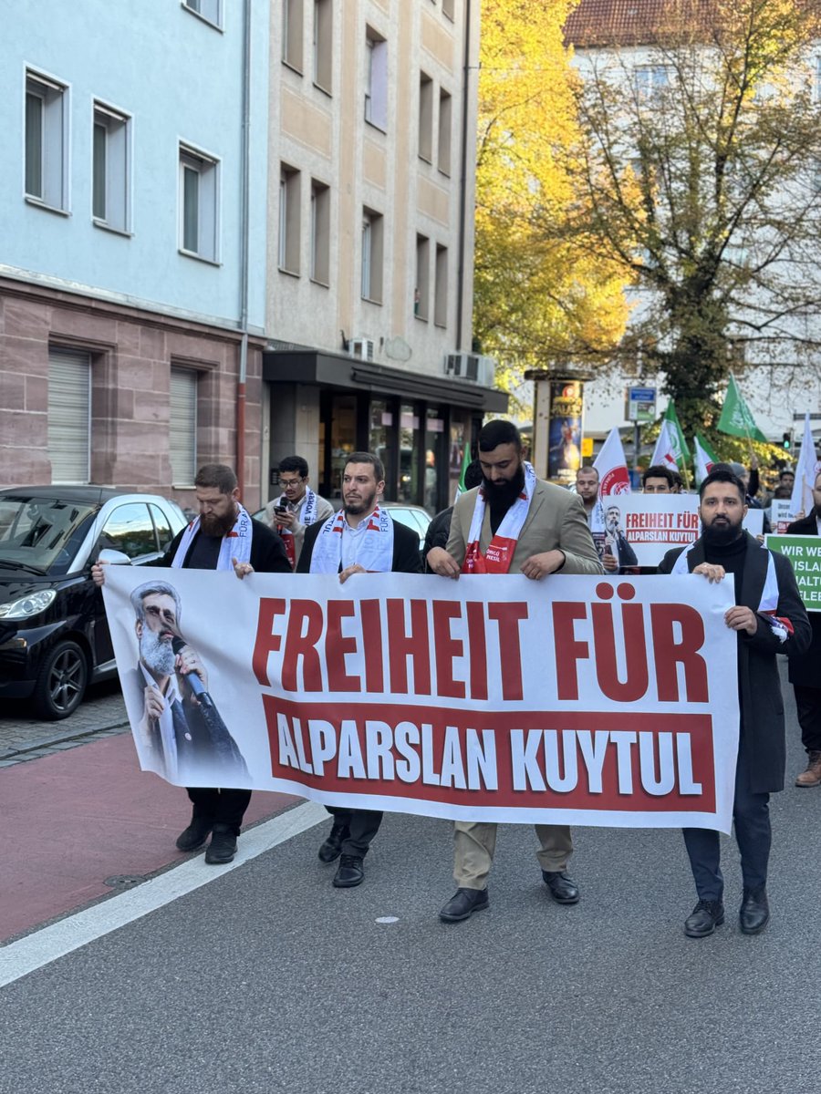Durmaz_FH's tweet photo. ALPARSLAN KUYTUL HOCA VE FURKAN HAREKETİ MENSUPLARININ HUKUKSUZ TUTUKLULUKLARINA KARŞI YURT İÇİNDE VE YURT DIŞINDA ADALET ÇAĞRISI!

Alparslan Kuytul Hoca, Semra Kuytul Hocahanım ve tutuklu Furkan Hareketi mensuplarının haksız tutukluluğuna dikkat çekmek amacıyla yurt içinde ve yurt dışında düzenlenen basın açıklamaları ile özgürlük yürüyüşlerinde adalet çağrısı gür bir sesle yinelendi.

Baskı ve haksız kararlar karşısında geri adım atılmayacağı, tüm mağduriyetler giderilene kadar meşru mücadelenin kesintisiz devam edeceği vurgulandı.

📍Dortmund- 📍Nürnberg

#OzgürlükYürüyüşleri
ZulmeKarşı Meydanlardayız
Mücadelemiz AllahIçin