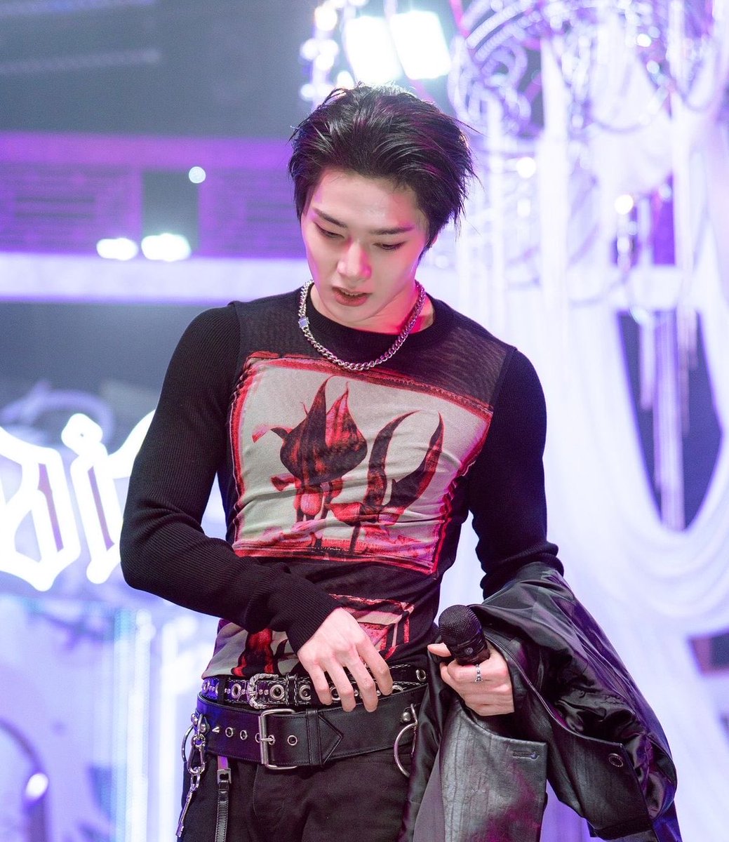 hyunhopudding's tweet photo. can they put him more in compressed shirts please https://t.co/DZPMxiS5T6