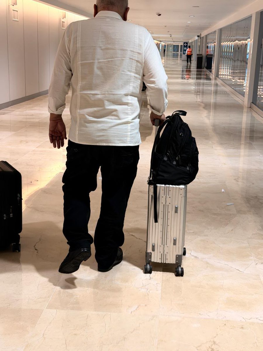 jorgegogdl's tweet photo. El ex director de Aduanas Rafael Marín Mollinedo, viajando a Cancún en Primera Clase, utilizando una mochila Prada de 60 mil pesos y una maleta Rimowa de 32 mil pesos.

¿De dónde salió la fortuna del encargado combatir el huachicol fiscal? https://t.co/mxv6DHvruD