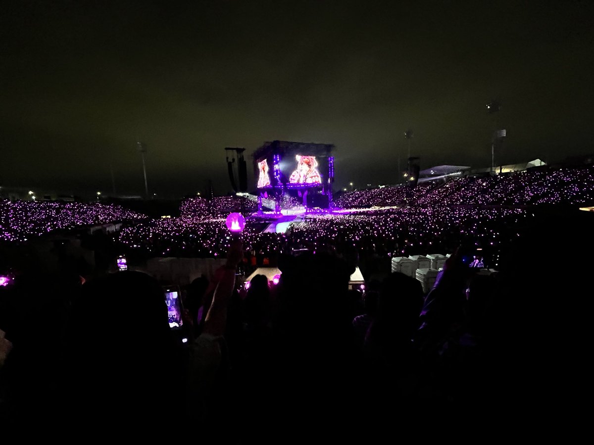 blueerux's tweet photo. @jjgukmylife @Blutterfly_mi7 -Mechita aquí 💜 https://t.co/bfrSE4b39v