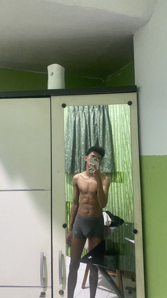 noturfavvvvv_'s tweet photo. Workout tengah malem https://t.co/WceLeMOP1V