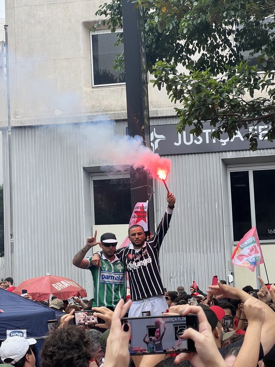 updatecharts's tweet photo. Torcedores do Palmeiras e Corinthians ABRAÇADOS durante ato A FAVOR de Lula na Avenida Paulista. https://t.co/8KmWL56n6B