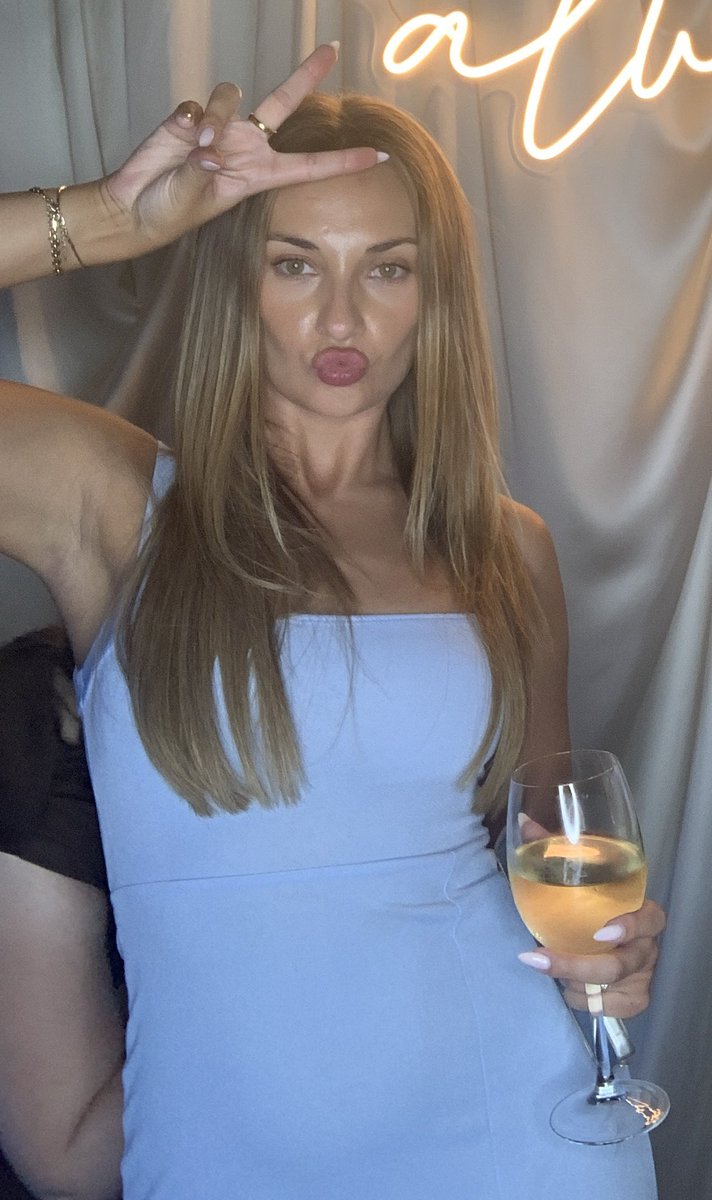 CourtneyDunwell's tweet photo. feeling a little loose after a few wines, who wants to chat 😉 https://t.co/X6YqbE4y9D