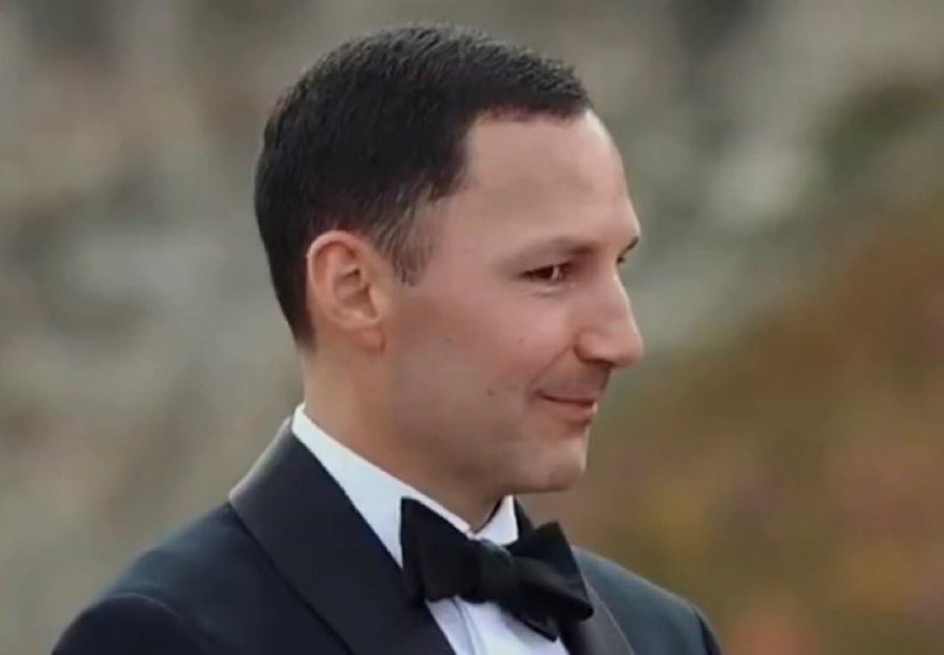 kirawontmiss's tweet photo. you can see the exact moment he regrets marrying her😭 https://t.co/lma4ZGd8PQ