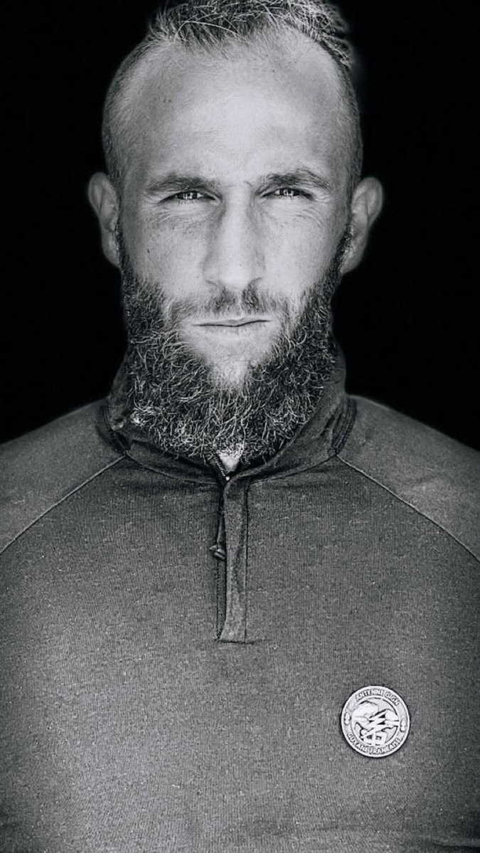 Fs_francaises_'s tweet photo. J’ai une pensée particulière pour le maréchal des logis-chef Arnaud Blanc, membre de l’antenne GIGN de Cayenne, mortellement blessé le 25 mars 2023 lors d’une mission de lutte contre l’orpaillage illégal en Guyane.

Âgé de 35 ans, il était père de deux enfants, âgés de deux et cinq ans.

Ne jamais oublier. 🖤