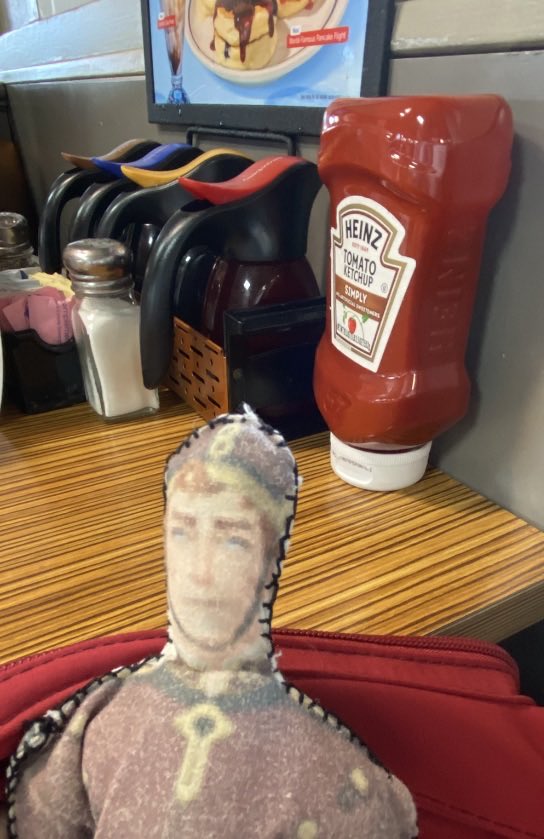 RE0NLIGHTS's tweet photo. took doorman to ihop 💖 https://t.co/3AHWebngZI