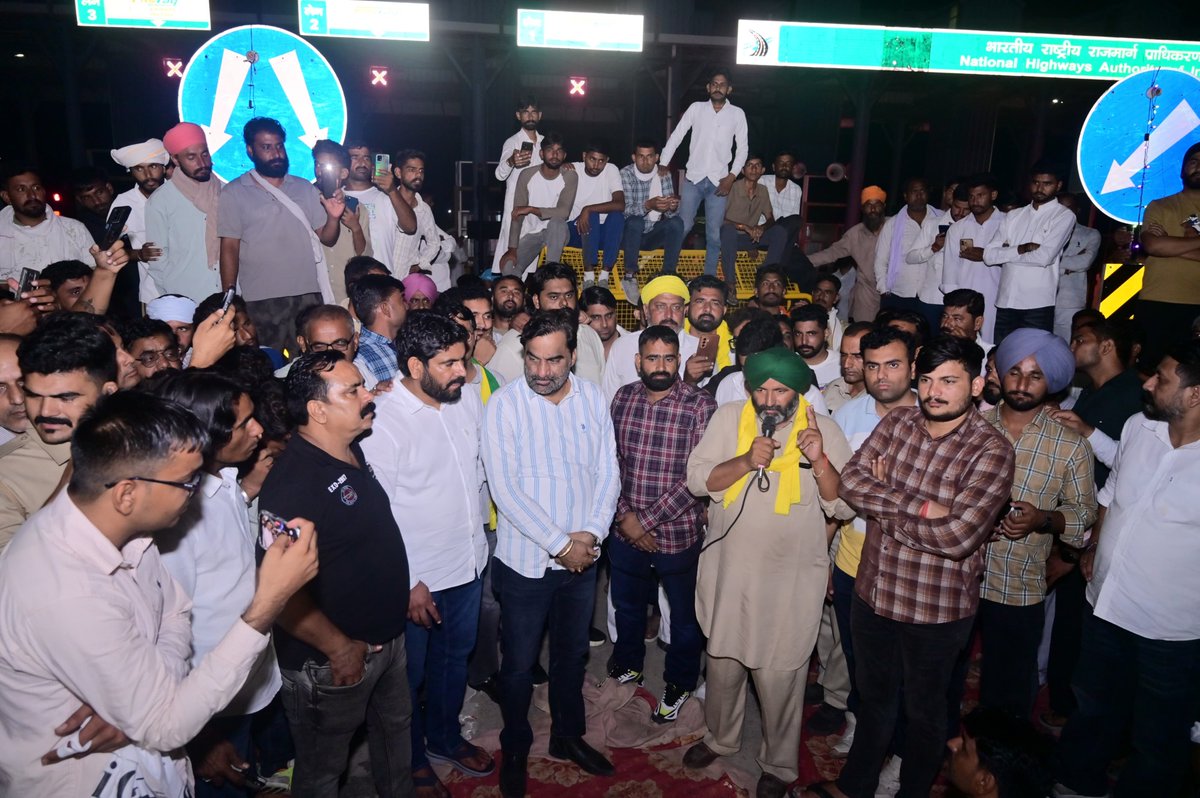hanumanbeniwal's tweet photo. हमारी स्पष्ट मांग है कि सरकार घड़साना में आंदोलनरत किसानों की सभी मांगों को स्वीकार कर उनका सम्मानजनक समाधान करे, लेकिन सरकार की हठधर्मिता पर अड़ी हुई है |
चूंकि पंचायती राज चुनाव के प्रथम चरण के नामांकन में अब केवल दो दिन शेष हैं, इसलिए फिलहाल चुनावी जिम्मेदारियों के निर्वहन के बाद दो दिन पश्चात संघर्ष समिति आंदोलन को जिस भी दिशा में आगे ले जाने का निर्णय करेगी, मैं किसानों के साथ पुनः मजबूती से खड़ा मिलूंगा। किसानों के हक, अधिकार और सम्मान की लड़ाई में मेरा साथ हमेशा इन किसानों के साथ रहेगा |