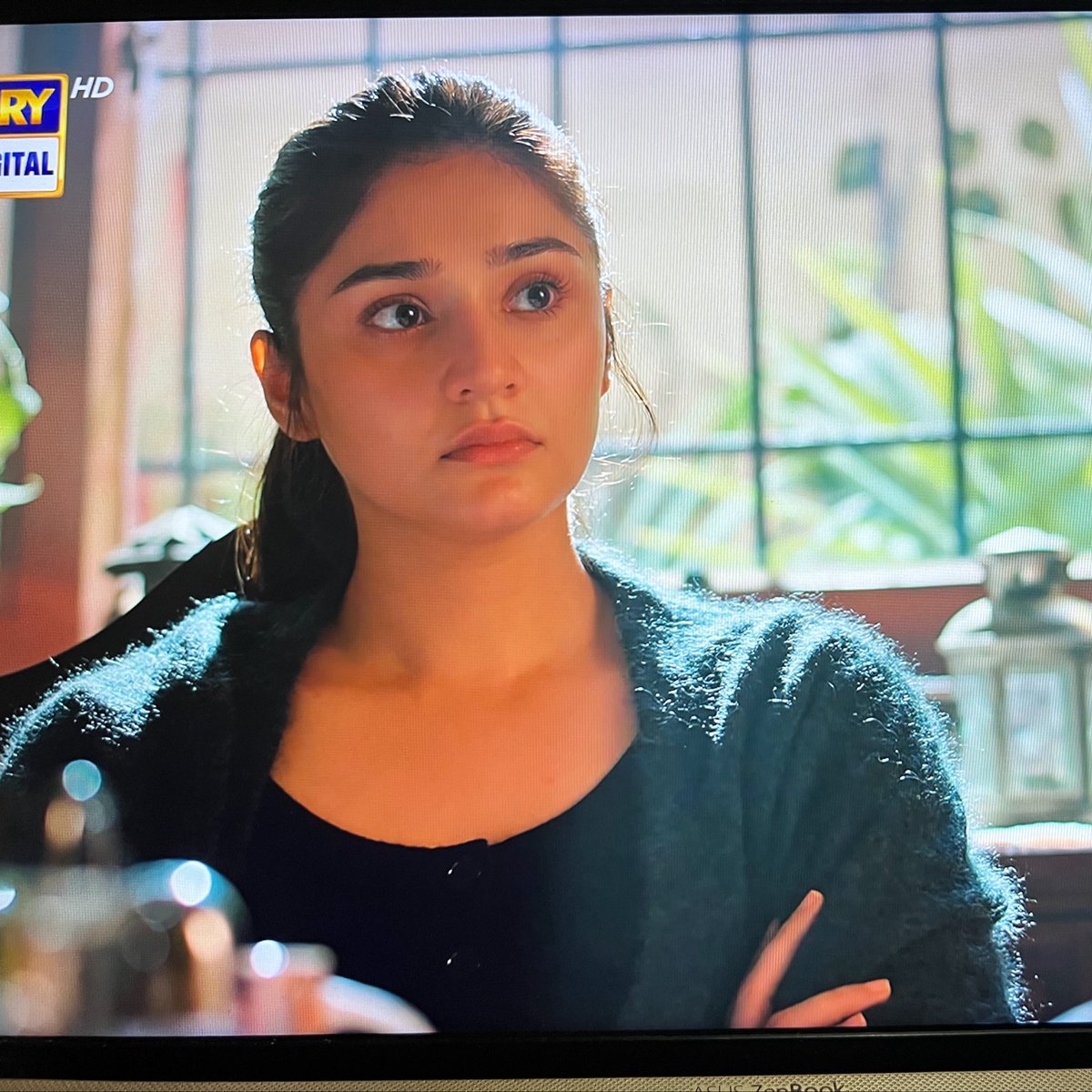 zanabbbbb's tweet photo. khushbakht asking a question 
zaryab: 👁️👄👁️  
#darenijaat https://t.co/FwQbfYJROt