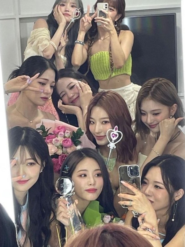 npomvtt's tweet photo. 🫩🫩 Jisun, ex-integrante do fromis_9, contou sobre o abuso financeiro pelo qual o grupo passou antes do encerramento de seu contrato e troca de empresa em 2025.

Como elas não recebiam o suficiente para se sustentar, ela trabalhava em uma clínica de dermatologia como segundo emprego, chegou a pedir auxílio do governo para trabalhadores de baixa renda, foi negada em um empréstimo bancário porque constava no sistema como desempregada e precisou fazer um empréstimo com seu cartão de crédito, o que a deixou endividada.