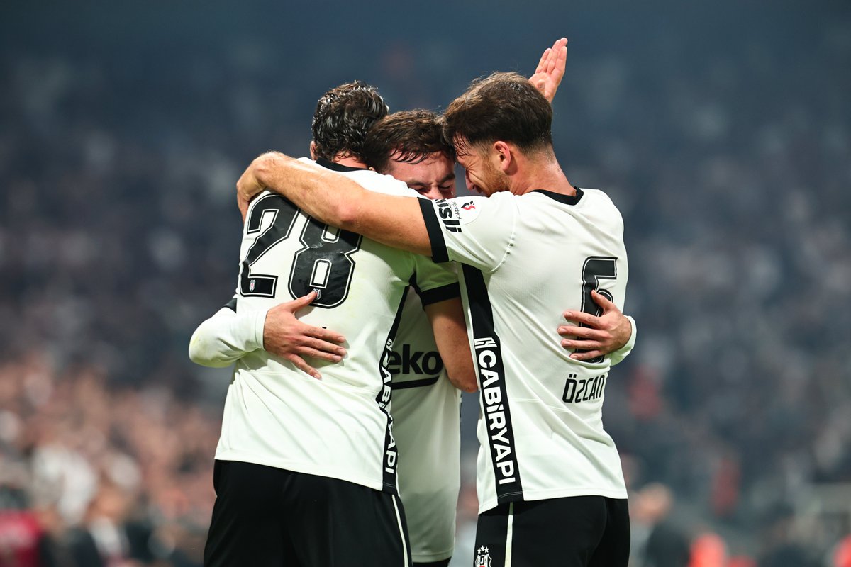 Besiktas's tweet photo. Takım. 💪

#ForzaBeşiktaş https://t.co/Ls0WRNTgMV
