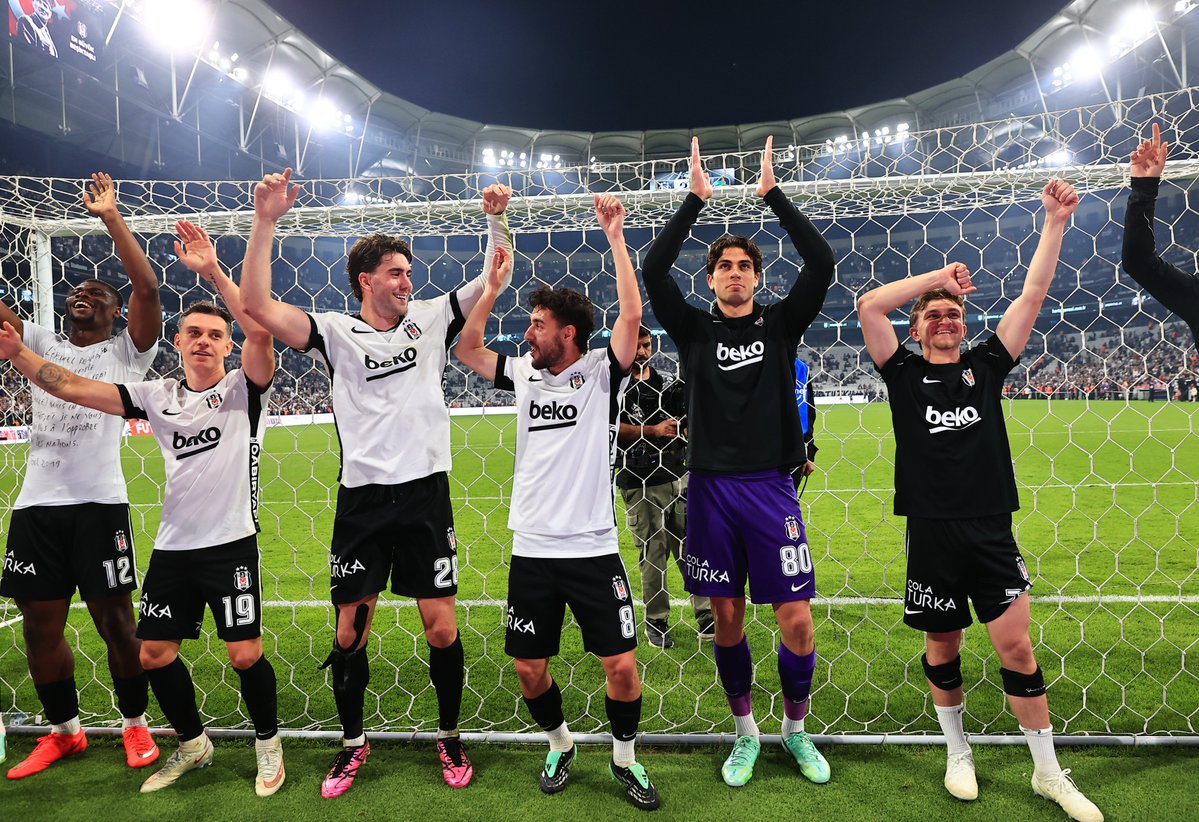 Besiktas's tweet photo. Takım. 💪

#ForzaBeşiktaş https://t.co/Ls0WRNTgMV