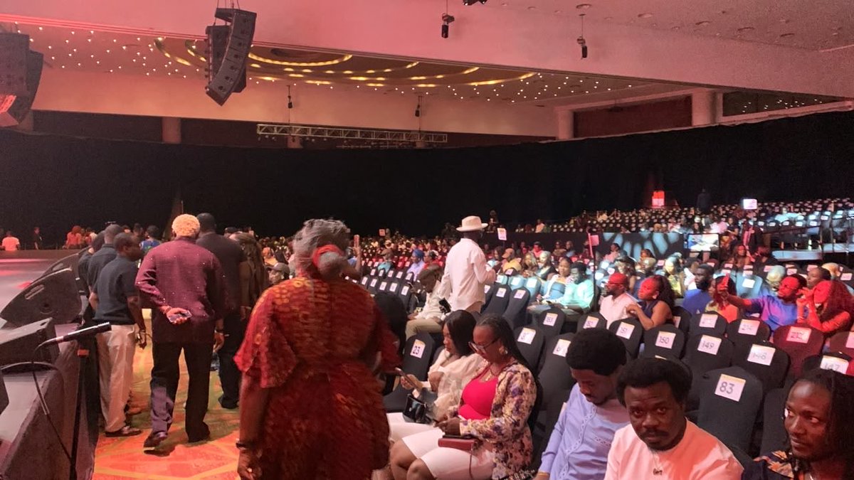 Marryfwtz's tweet photo. Imagine sitting in that audience when Bovi starts talking about Nigerian parents.
Suddenly, everybody has a personal experience to contribute. #bovicomedy https://t.co/ARIrv5qHsS