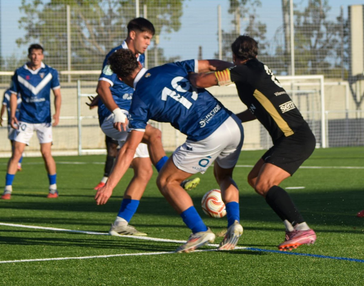 Esports_bdncom's tweet photo. @cfbadalonasad i @cfvng 
es reperteixen els punts a la Travessera de Montigalà després d'empatar a 0 .
@bdncom #Badalona https://t.co/c8ZcxdaGfQ