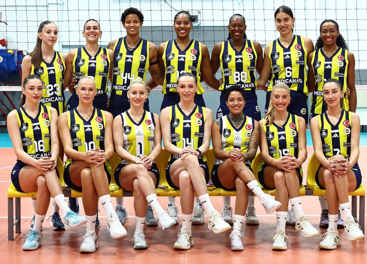 gibbybaris's tweet photo. ⚡️ Fenerbahçe 2-0 geriden gelerek kazandı

🔵 Fenerbahçe 3-2 Beşiktaş ⚫️

📍 Beşiktaş, Vakıfbank ve Fenerbahçe yenilgileriyle lige başladı https://t.co/5RYomVIQvH