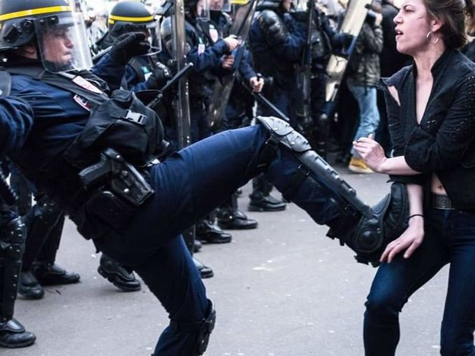 Forhalinton's tweet photo. À ceux qui évoquent des centaines de policiers blessés : regardez attentivement les images. 

L’équipement des policiers, leur geste, puis celui de la jeune fille. Les images méritent d’être examinées avant de tirer des conclusions. À chacun de se faire son opinion. https://t.co/jzG1haMEaz