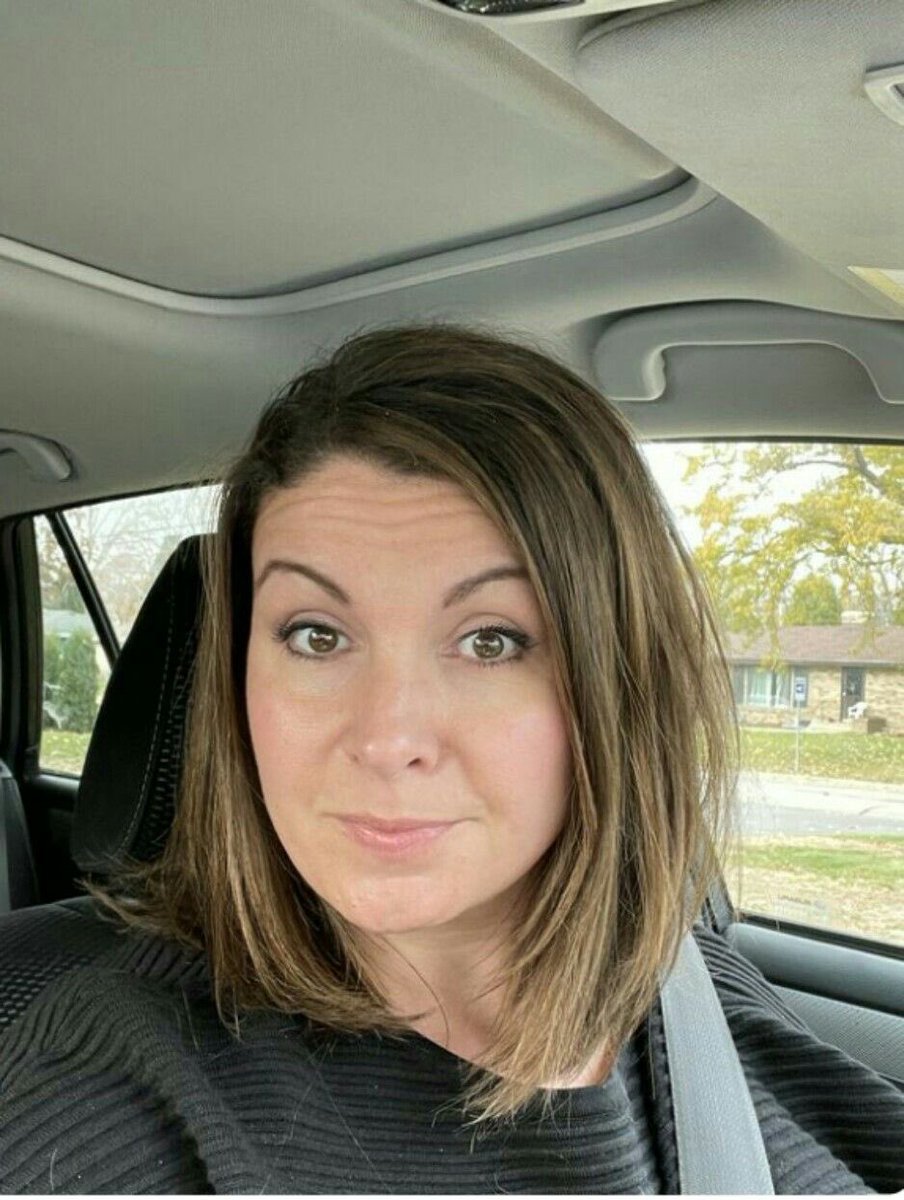 Pais_45's tweet photo. Outside waiting to pick up my kiddos 🤣 I’m new to this thing. https://t.co/VMlDnDz8hJ