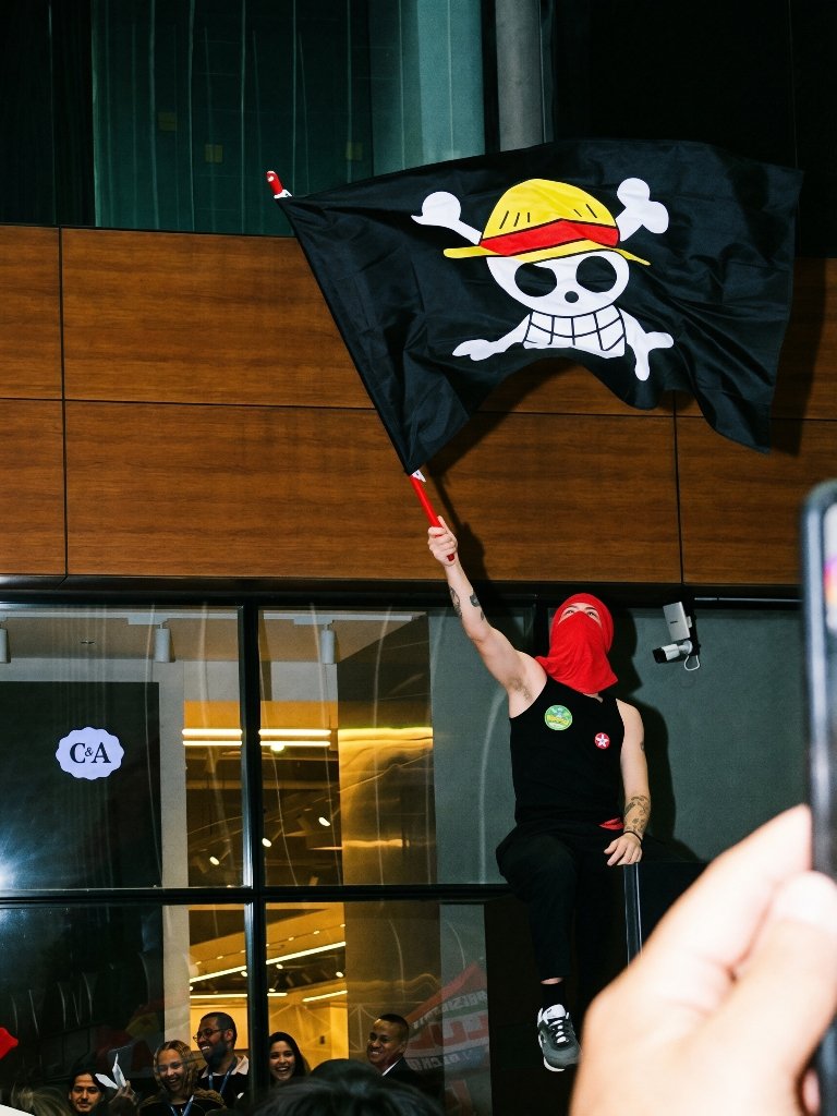 iamgrinthal's tweet photo. 🏴‍☠️ Bandeiras dos Chapéus de Palha, de One Piece, também marcaram presença na manifestação de Lula.

Na obra, o símbolo representa liberdade, resistência à opressão e luta contra estruturas autoritárias e injustas. https://t.co/ZrGQaA4YCj