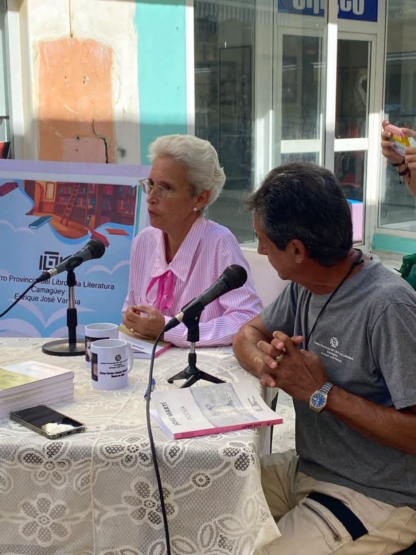 CubaMES's tweet photo. 🇨🇺La @uc_camaguey, es también protagonista de las actividades de la Jornada por la #CulturaCubana.
📚En el espacio Sábado del Libro, la profesora Dr.C. Matilde Varela Aristigueta, presentó el texto "Poesía",de #JoséMartí. 

📸 Pág. Facebook Centro Provincial del Libro
ℹ️ #UCCuba https://t.co/HggRjAmdTC