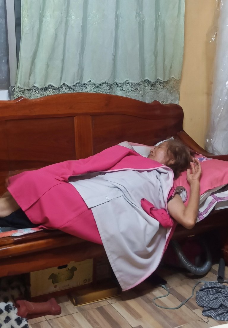 lestarysukmaaa's tweet photo. Nenek nya lagi tidur malah di gangguin 
https://t.co/GS0TUn3H7v https://t.co/CeRrcETH8u