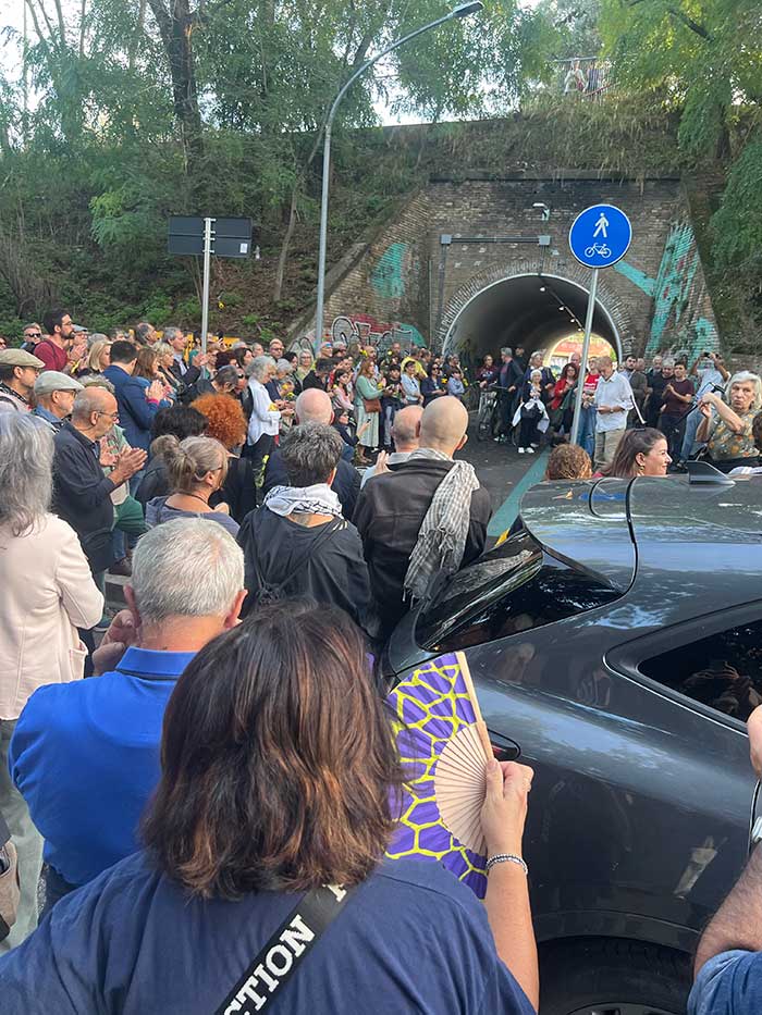 maurobiani's tweet photo. Una panchina gialla dedicata a #GiulioRegeni è stata inaugurata oggi pomeriggio a Roma nel quartiere Quadraro Vecchio, nel Municipio V. 
Molte, moltissime persone. E pure io e @A_Celestini. https://t.co/7XdcwKjf88